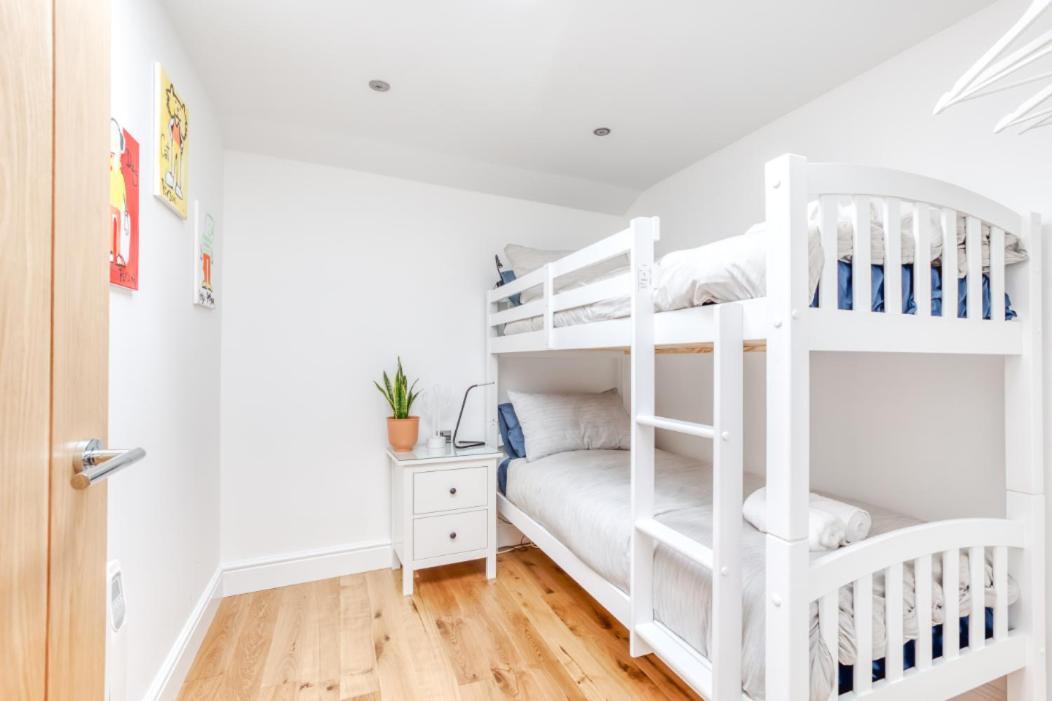 Central Bright 3 Bed Flat With Pool & Parking EDI Exteriér fotografie